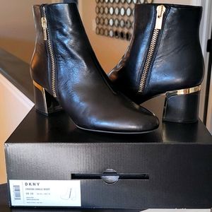 DKNY CROSBI ANKLE BOOT